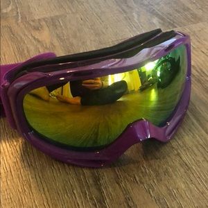 Purple snow/ ski goggles